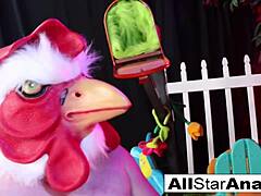 Leya Falcon hrani svoj bbc anal creampie svojemu piščančjemu cuck sissu.