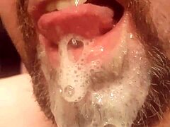 أشعر بالإثارة في أول كم بانغ مع ثلاثة رجال