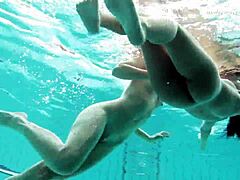 ティーヌーディストが水中を泳ぎ、ビーチでヌードで熱い