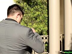 Τατουάζ ερασιτέχνης τελειώνει δυνατά ενώ γαμιέται αποκάτω από twink σε κοντινή λήψη