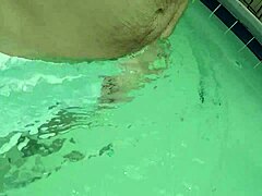 anak kolam memamerkan kontol besar di baju transparan