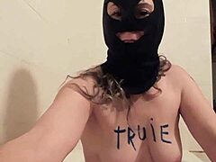 Pourquoi cette salope française crave l'humiliation BDSM en tant qu'esclave ?