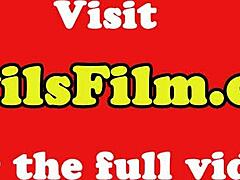 Mlada 18+ varuška z obrito pičko in majhnimi 18+ joškami v spodnjem perilu in aparatu za zobe se dobi jebanje od blizu na jedilni mizi v tem celotnem filmu