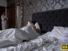 Počas rodinnej večere ruská blondínka mladá žena dáva svojmu nevlastnému bratovi tabu blowjob, potom majú skutočný sex na posteli