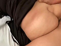 จับได้ลูกสะใภ้สวยในเตียงเพื่อเย็ดควยใหญ่และน้ำเงี่ยน