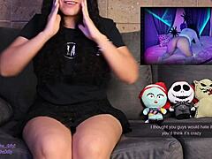 Chica mexicana pequeña chorrea mientras se masturba con fantasía erótica de fantasma en video de Halloween 2021