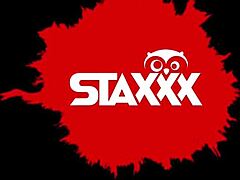 Слаба брюнетка мадама получава hardcore анално чукане с подскачащи цици 😈🍑