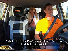 แฟคเคย์ลา ไลออนส์ในแท็กซี่พูดแบบเย็ดฉันกลางแจ้งและฉันจะเป็นรถของเธอ งอตัวพีโอวี