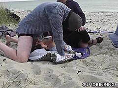 Kurva manželka si užíva chuje cudzích chlapov počas letnej dovolenkovej gangbang.