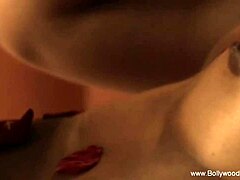 Narrativa en solitario de india hermosa muestra sus movimientos de baile gráciles