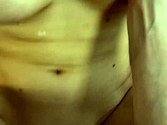 Merész szex akció a konyhában Stacy Cruz csodás fújásával és intenzív baszással