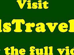 Ladyboy en bas aguiche dans un jeu de bite solo