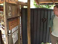 أنا مراهقة صغيرة بلوند تدخل أصابعها في كسي في الهواء الطلق صيفاً.