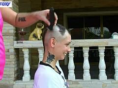 Kulisszák mögött: Lisa Fox leborotválja a fejét