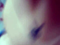 Vyseraná Anny Fernandez vonku s divokým analným prstovaním.