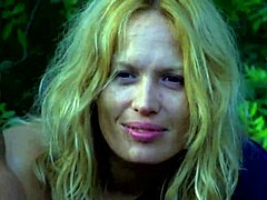 Στενάζοντας βαθιά στο δάσος νιώθει τόσο έντονα με βρεγμένο οργασμό και σεξι γαμήσι ποτσαριού χωρίς προφυλακτικό