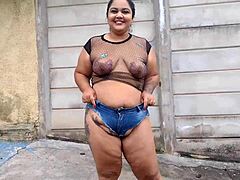 Mira a Mary Butterfly paseando en camisa transparente y shorts diminutos 18+ al aire libre