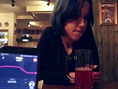 Kontrol vibrator stepsis di bar buat orgasme 😈🍸