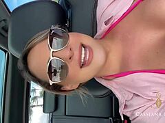 大きなチンポのラティーナがアウトドアで騎乗位で乗り、車内でモンスターアナルアクションが熱くなる