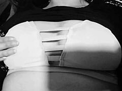me gusta jugar con mis tetas grandes