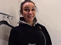 Impresionante jovencita checa 18+ seducida y perforada en hipermercado POV