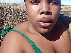 Brincando com meu clitóris e buceta gorda em um arbusto público como uma vadia gorda.