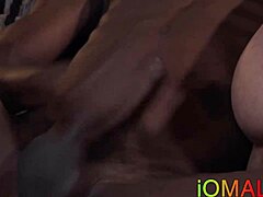 Twink se fait baiser sans capote par une grosse bite noire en action interracial doggy éjaculation