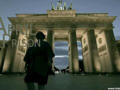 Dominatrix Mistress April megkötözi Barbie Dreams-t latexben megalázó anál játékra