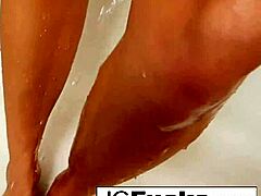 Jayden dělá soutěž v mokrém tričku ve sprše a nechává se vyvrcholit s velkými prsy a zrzavou masturbací.