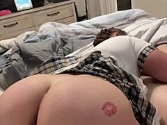 두꺼운 백인 치어리더가 홈메이드 씬에서 거대한 엉덩이 자랑해