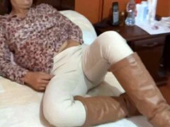 Moja chlpatá latinská žena dráždi v spálni, prosí o tvrdý sex a výstrely