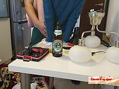 Blir så kåt av å se utro kone knullet doggystyle av rørlegger på kjøkkenet