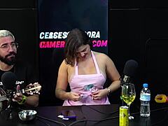 Poglej to rjavolasko amaterko, ki kaže svoje sise in dobi analni jeb v rit na podcastu!