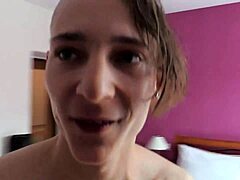 Bu parkurcu twink paraya ihtiyacı var diye otelde oral ve doggystyle fırsatını yakalıyor