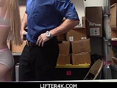 โอ้ไม่! สาว Nadya Nabakova โดนจับขโมยของแล้วถูกกักตัวตอนนี้!