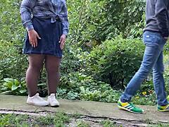 ميلف في جوارب تتلقى دش ذهبي في الهواء الطلق