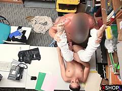 เธอจากหลีกเลี่ยงชายผิวดำไปสู่ต้องการเย็ดพวกเขาเท่านั้น