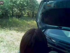 Аматьорска руска момиче се навежда догистайл за чукане в колата на улицата, почти я чупи по време на интензивна сесия.