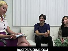 ميلف مدراسترا مثلية تثور لرؤية هيجاسترا قبل الحفلة. قصة تقبيل حار وإصبع كس كاملة