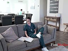 Follé a mi vieja enfermera como estudiante médico - Alex Coal