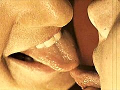 Dark Lantern Entertainment berättar en festlig saga i retro julballongbutik.