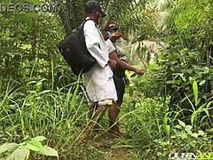 Yo, nézd ezt a helyi dokit, ahogy basz egy kövér tanulót az erdőben!