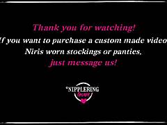 Nippleringlover gre vroče naga na prostem za piškanje. Prebodene bradavice v verigah in veliki obroči na sramnih ustnicah se svetijo v visokih petah.