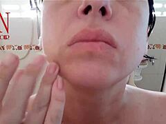 Regina Noir deler sine perfekte sensuelle lepper for ansiktsmassasje og fitness-rutine utendørs