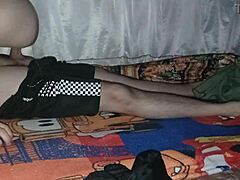 Ho visitato la casa di Alexandra e sono rimasto... nel mezzo della notte mentre tutti dormivano lei mi ha trovato e ha seppellito tutto il mio cazzo nella sua vagina calda sesso senza preservativo.