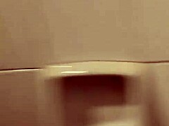 Почему эта сексуальная милф раздевается и пердит в общественных туалетах?