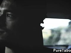 Tahle groupie se nechala vyjet dvěma členy kapely v tabu fantazii