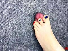 Kleinen Schwanz durch Gloryhole wichsen mit sexy Füßen