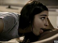 छोटी भूरी बालों वाली टीन भतीजी सौतेली बहन को टैबू एफएफएम थ्रीसम में लाती है ब्लोजॉब्स के साथ