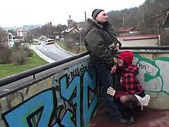 Úžasná evropská bruneta dává ruční a foukání před výstřikem do mokré piči.